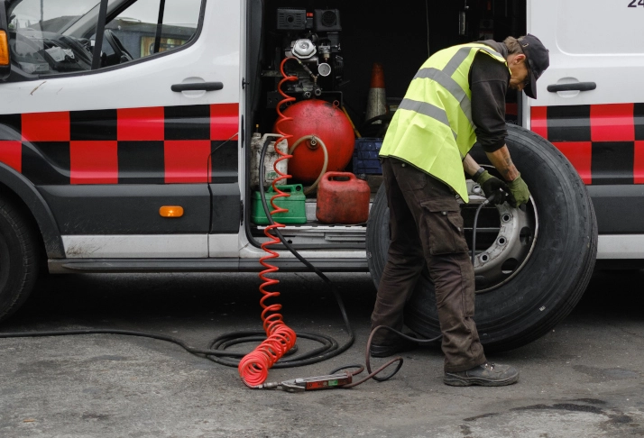 home roadside assistance.webp.pagespeed.ce_.UWAcPcuklp